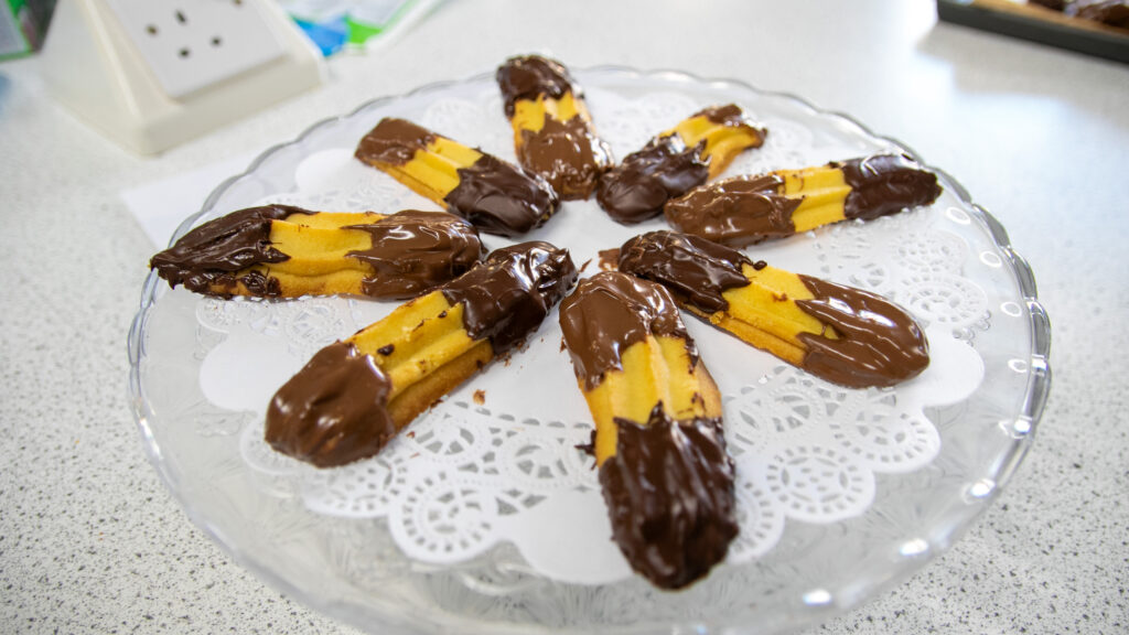 Student's baking biscuits